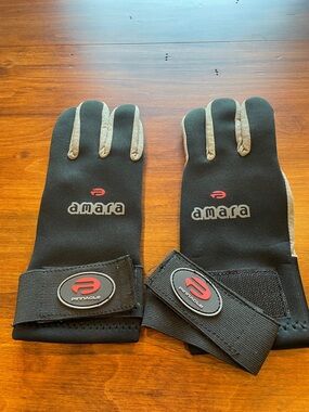 Amara Black Men's Swim Gloves